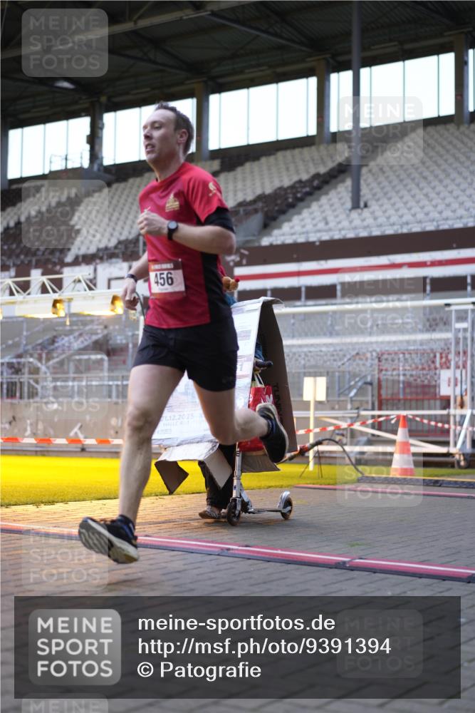 07.12.2025 - St. Pauli X-Mass-Run No. 15 Patografie http://msf.ph/oto/9391394 07.12.2025 10:32:22 Ziel 456, 651, 1942, 1944, 4039 meine-sportfotos.de