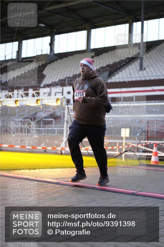 07.12.2025 - St. Pauli X-Mass-Run No. 15 Patografie http://msf.ph/oto/9391398 07.12.2025 10:32:34 Ziel 456, 651, 4758 meine-sportfotos.de