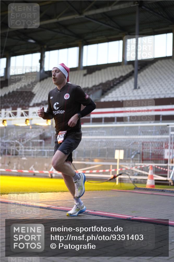 07.12.2025 - St. Pauli X-Mass-Run No. 15 Patografie http://msf.ph/oto/9391403 07.12.2025 10:32:51 Ziel 2486 meine-sportfotos.de