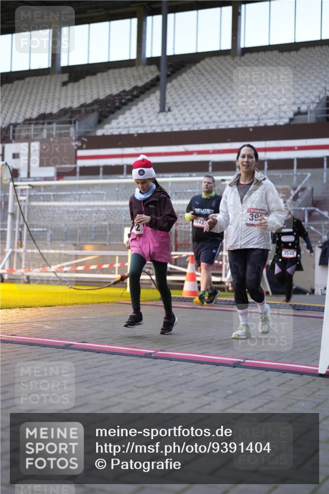 07.12.2025 - St. Pauli X-Mass-Run No. 15 Patografie http://msf.ph/oto/9391404 07.12.2025 10:33:03 Ziel 83, 1268, 2486, 3543, 3548, 3901, 3902 meine-sportfotos.de