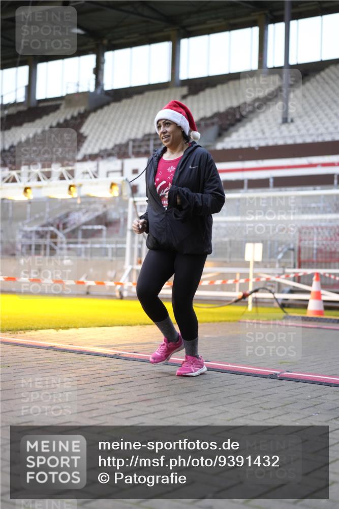 07.12.2025 - St. Pauli X-Mass-Run No. 15 Patografie http://msf.ph/oto/9391432 07.12.2025 10:34:22 Ziel 2212, 2639, 3389, 3390 meine-sportfotos.de