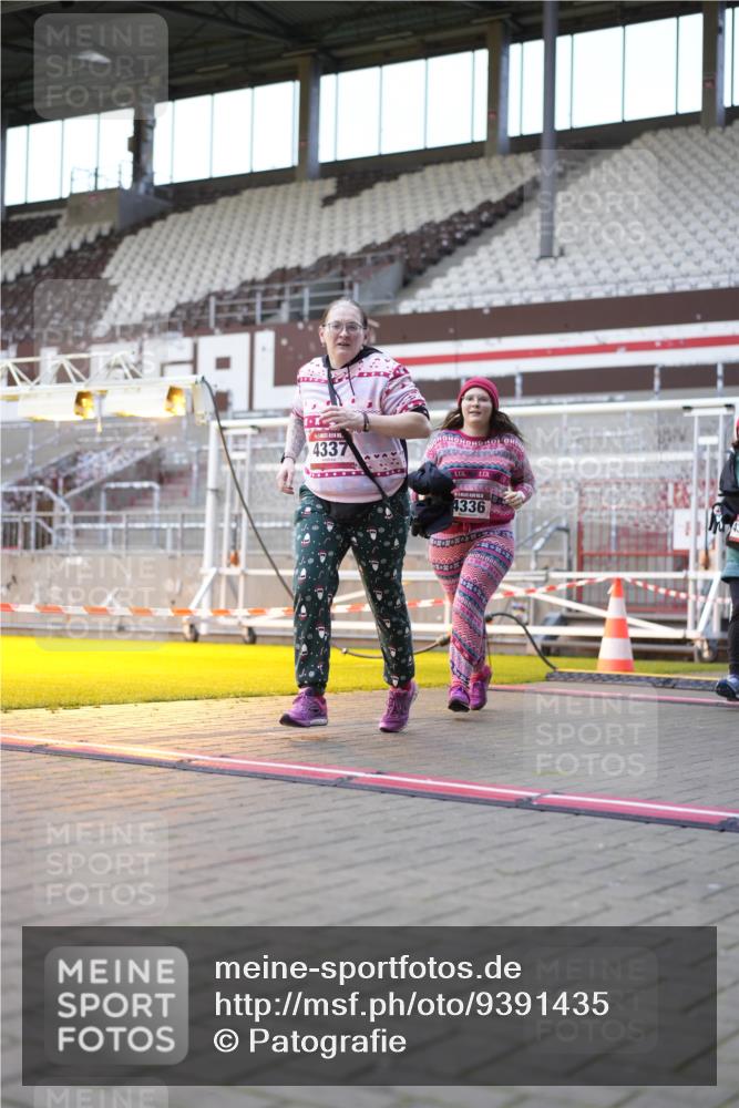 07.12.2025 - St. Pauli X-Mass-Run No. 15 Patografie http://msf.ph/oto/9391435 07.12.2025 10:34:30 Ziel 137, 578, 2212, 2639, 3389, 3390, 4316, 4317, 4336, 4337 meine-sportfotos.de