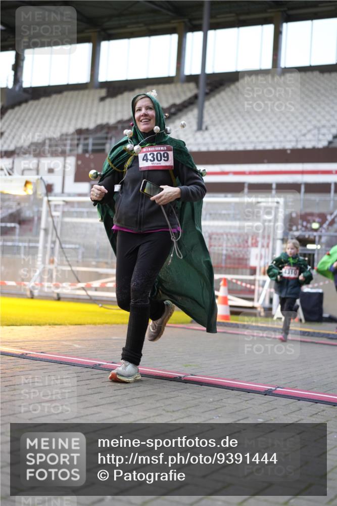 07.12.2025 - St. Pauli X-Mass-Run No. 15 Patografie http://msf.ph/oto/9391444 07.12.2025 10:34:40 Ziel 137, 493, 578, 3389, 3390, 4276, 4277, 4309, 4310, 4316, 4317, 4336, 4337 meine-sportfotos.de