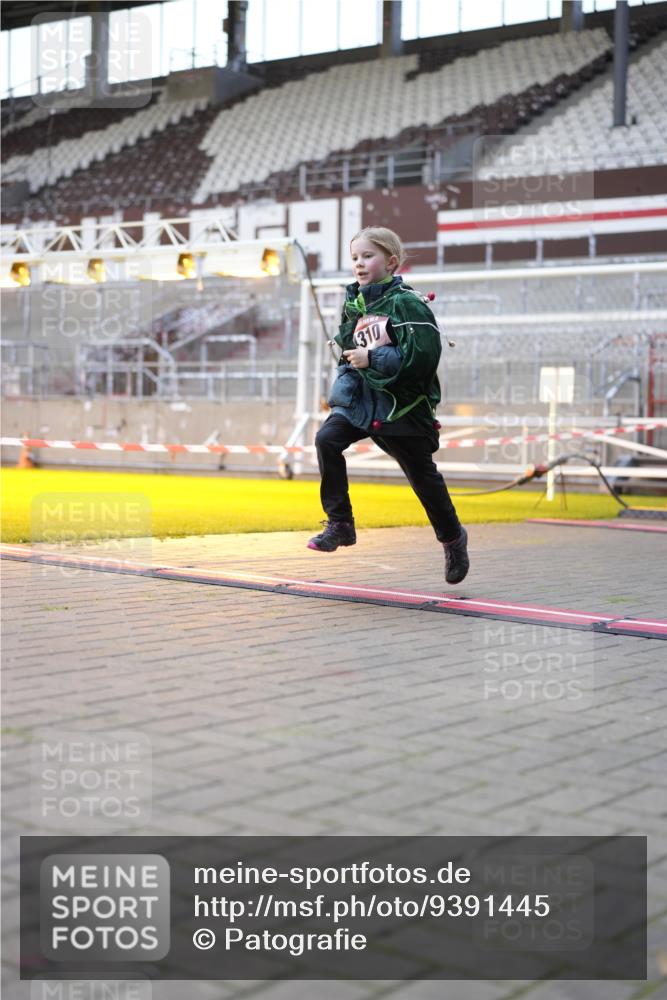 07.12.2025 - St. Pauli X-Mass-Run No. 15 Patografie http://msf.ph/oto/9391445 07.12.2025 10:34:42 Ziel 137, 493, 578, 3389, 3390, 4276, 4277, 4309, 4310, 4316, 4317, 4336, 4337 meine-sportfotos.de