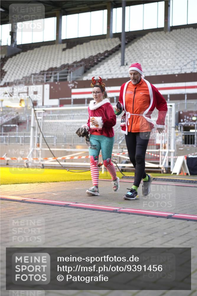 07.12.2025 - St. Pauli X-Mass-Run No. 15 Patografie http://msf.ph/oto/9391456 07.12.2025 10:35:01 Ziel 561, 2422, 2857, 2863, 4443 meine-sportfotos.de
