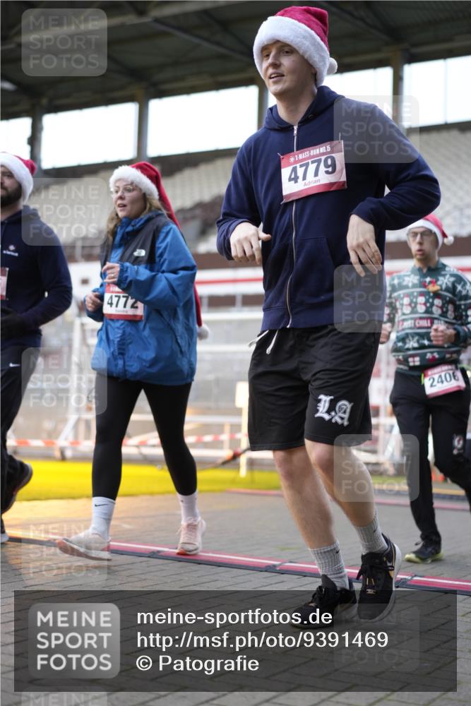 07.12.2025 - St. Pauli X-Mass-Run No. 15 Patografie http://msf.ph/oto/9391469 07.12.2025 10:35:10 Ziel 561, 2353, 2406, 2422, 2857, 2863, 3224, 3721, 4147, 4149, 4443, 4772, 4776, 4778, 4779 meine-sportfotos.de