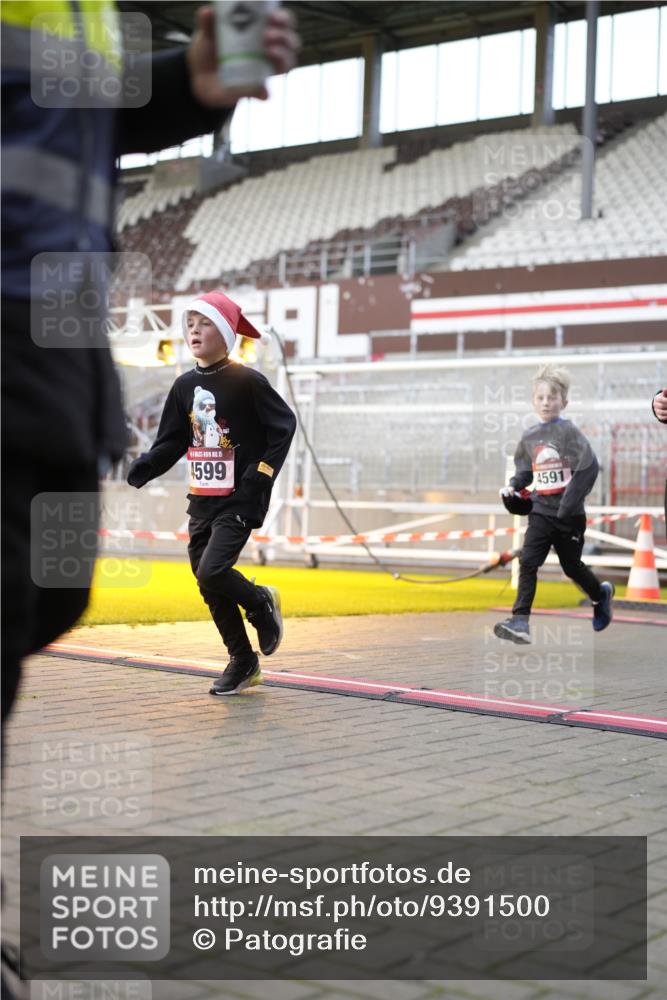 07.12.2025 - St. Pauli X-Mass-Run No. 15 Patografie http://msf.ph/oto/9391500 07.12.2025 10:36:26 Ziel 2948, 3089, 3382, 4200, 4591, 4597, 4599 meine-sportfotos.de