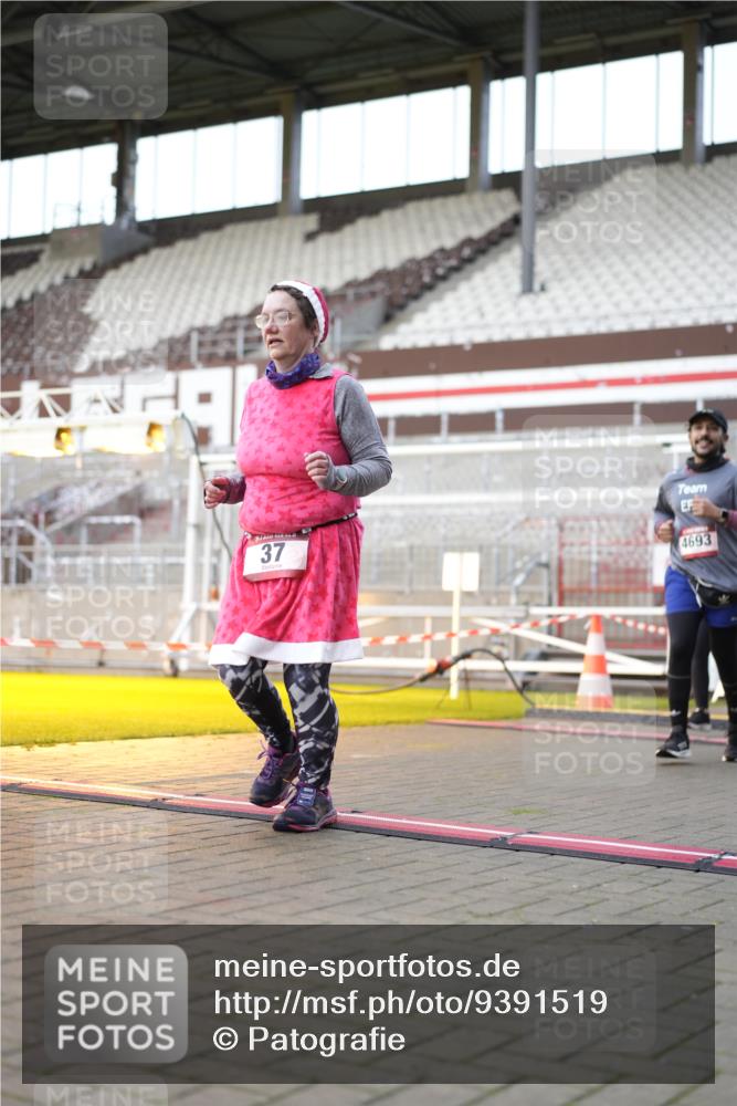 07.12.2025 - St. Pauli X-Mass-Run No. 15 Patografie http://msf.ph/oto/9391519 07.12.2025 10:36:41 Ziel 37, 511, 521, 665, 717, 833, 2615, 3056, 3382, 4591, 4597, 4690, 4691, 4693 meine-sportfotos.de