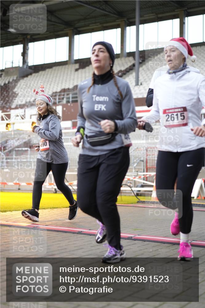 07.12.2025 - St. Pauli X-Mass-Run No. 15 Patografie http://msf.ph/oto/9391523 07.12.2025 10:36:44 Ziel 37, 511, 521, 665, 717, 833, 2615, 3056, 3263, 3382, 4597, 4690, 4691, 4693 meine-sportfotos.de