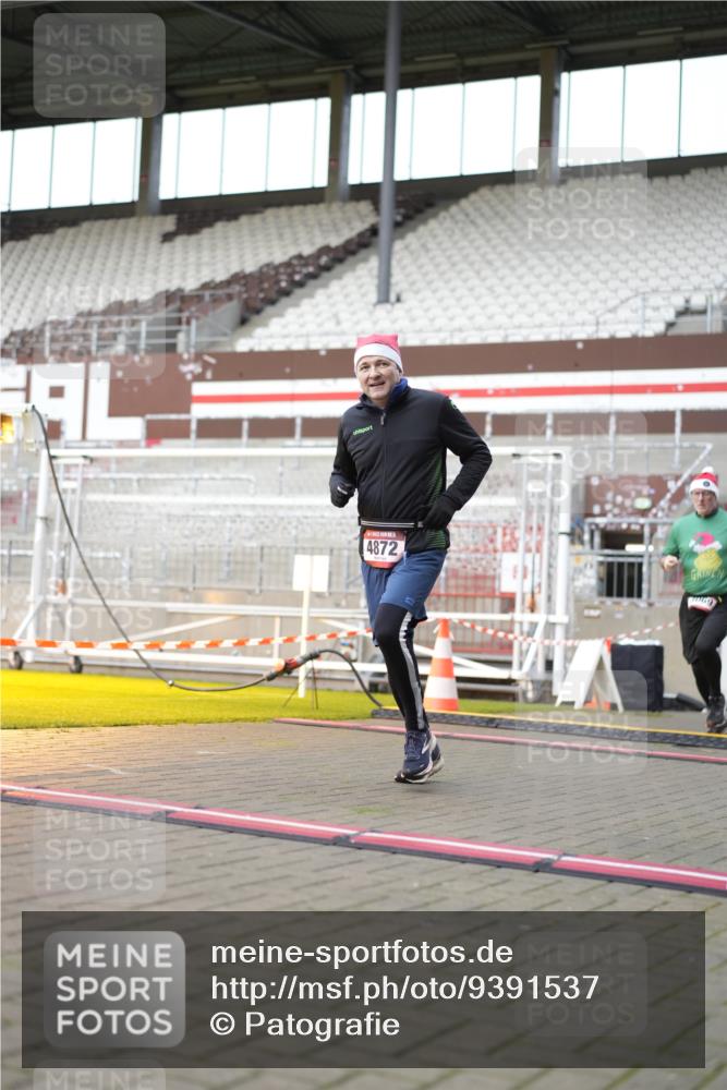 07.12.2025 - St. Pauli X-Mass-Run No. 15 Patografie http://msf.ph/oto/9391537 07.12.2025 10:37:44 Ziel 3069, 4872 meine-sportfotos.de