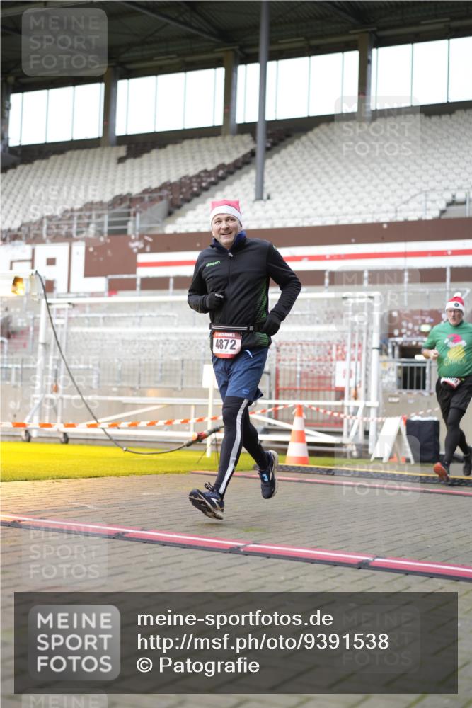 07.12.2025 - St. Pauli X-Mass-Run No. 15 Patografie http://msf.ph/oto/9391538 07.12.2025 10:37:44 Ziel 3069, 4872 meine-sportfotos.de