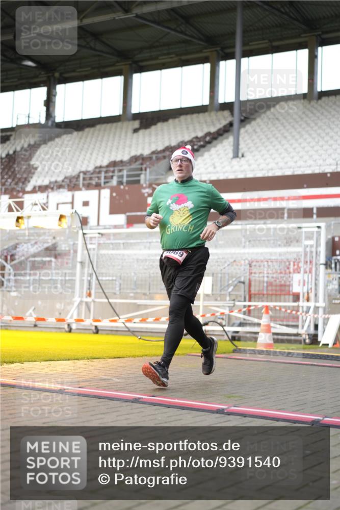 07.12.2025 - St. Pauli X-Mass-Run No. 15 Patografie http://msf.ph/oto/9391540 07.12.2025 10:37:46 Ziel 3069, 4872 meine-sportfotos.de