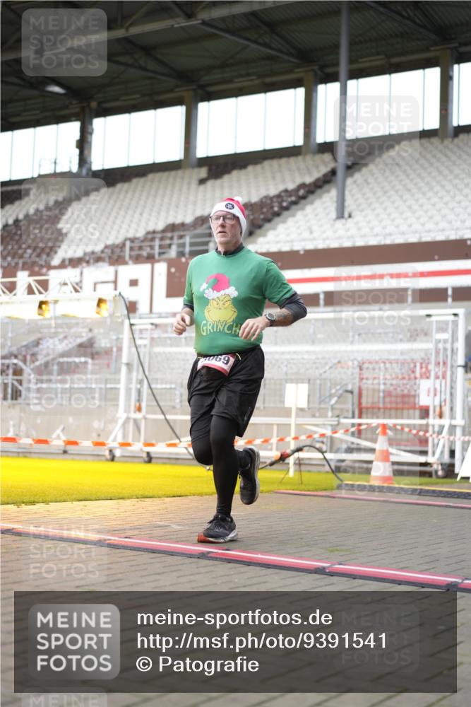 07.12.2025 - St. Pauli X-Mass-Run No. 15 Patografie http://msf.ph/oto/9391541 07.12.2025 10:37:46 Ziel 3069, 4872 meine-sportfotos.de