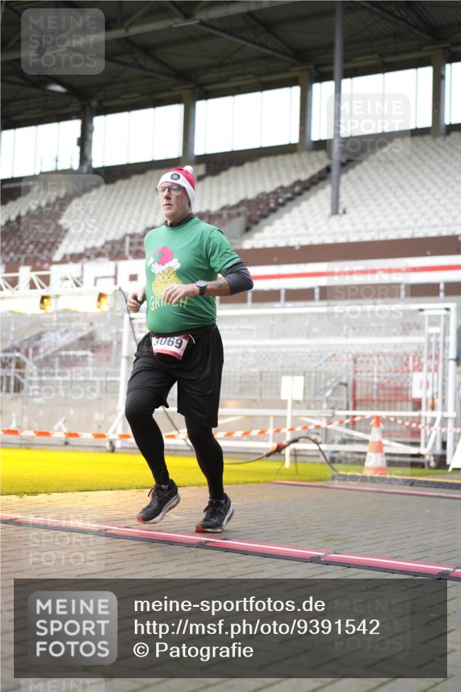07.12.2025 - St. Pauli X-Mass-Run No. 15 Patografie http://msf.ph/oto/9391542 07.12.2025 10:37:46 Ziel 3069, 4872 meine-sportfotos.de