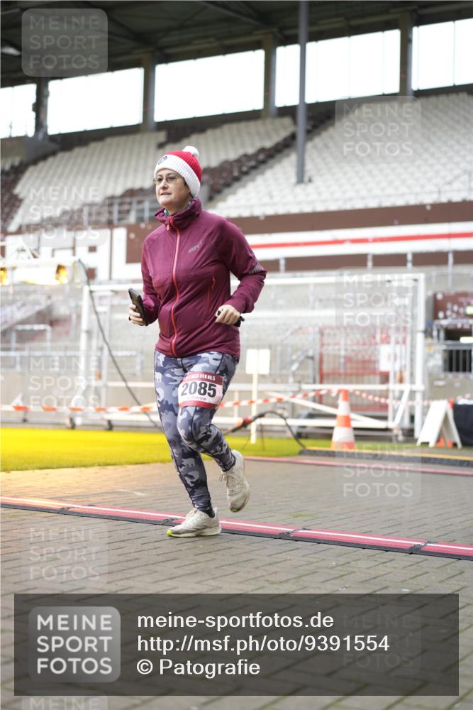 07.12.2025 - St. Pauli X-Mass-Run No. 15 Patografie http://msf.ph/oto/9391554 07.12.2025 10:38:29 Ziel 2078, 2085 meine-sportfotos.de