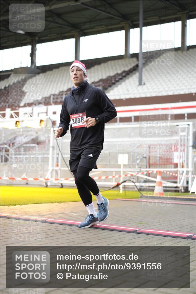 07.12.2025 - St. Pauli X-Mass-Run No. 15 Patografie http://msf.ph/oto/9391556 07.12.2025 10:38:36 Ziel 2078, 2085, 3058, 3061 meine-sportfotos.de