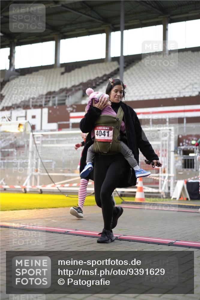 07.12.2025 - St. Pauli X-Mass-Run No. 15 Patografie http://msf.ph/oto/9391629 07.12.2025 10:40:30 Ziel 284, 406, 731, 735, 1457, 2169, 2594, 2916, 3244, 3407, 3408, 4041, 4304 meine-sportfotos.de