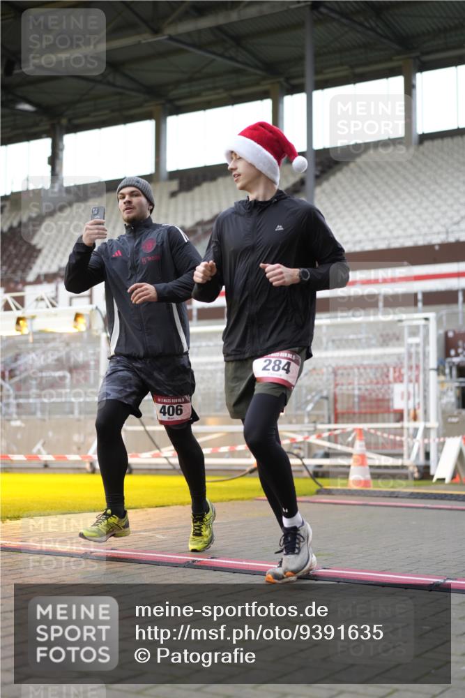 07.12.2025 - St. Pauli X-Mass-Run No. 15 Patografie http://msf.ph/oto/9391635 07.12.2025 10:40:33 Ziel 284, 406, 1457, 2555, 2559, 2594, 2916, 3244, 3407, 3408, 4041, 4304 meine-sportfotos.de