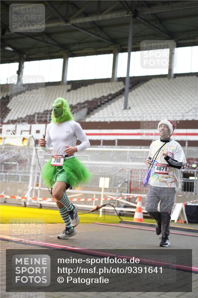 07.12.2025 - St. Pauli X-Mass-Run No. 15 Patografie http://msf.ph/oto/9391641 07.12.2025 10:40:46 Ziel 284, 288, 406, 1457, 2555, 2559, 3264, 3265, 4304, 4856, 4871 meine-sportfotos.de
