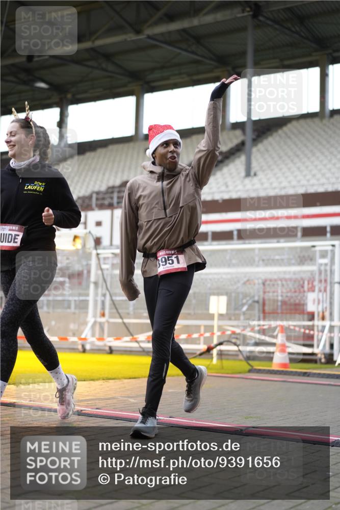 07.12.2025 - St. Pauli X-Mass-Run No. 15 Patografie http://msf.ph/oto/9391656 07.12.2025 10:40:59 Ziel 288, 449, 545, 952, 1153, 3264, 3265, 3951, 4617, 4773, 4871 meine-sportfotos.de