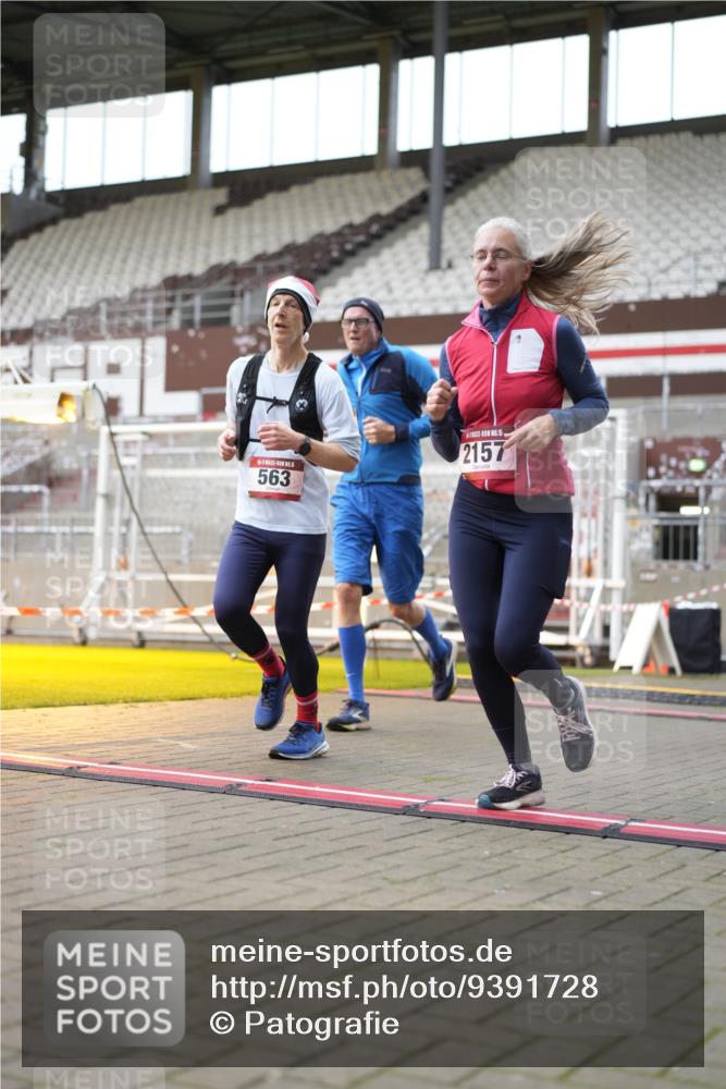 07.12.2025 - St. Pauli X-Mass-Run No. 15 Patografie http://msf.ph/oto/9391728 07.12.2025 10:42:19 Ziel 116, 563, 1272, 1438, 2013, 2157, 2261, 2722, 2931, 3042, 3399, 4045, 4046, 4441, 4622 meine-sportfotos.de