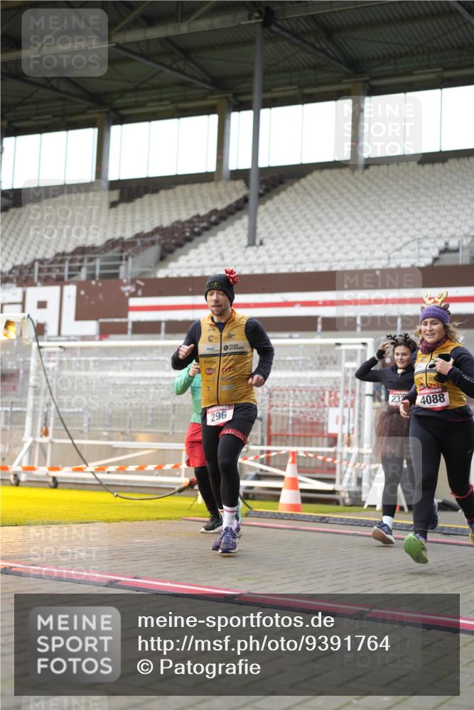 07.12.2025 - St. Pauli X-Mass-Run No. 15 Patografie http://msf.ph/oto/9391764 07.12.2025 10:42:52 Ziel 296, 598, 604, 1758, 2336, 2337, 2802, 2901, 3381, 4161, 4621, 4857 meine-sportfotos.de