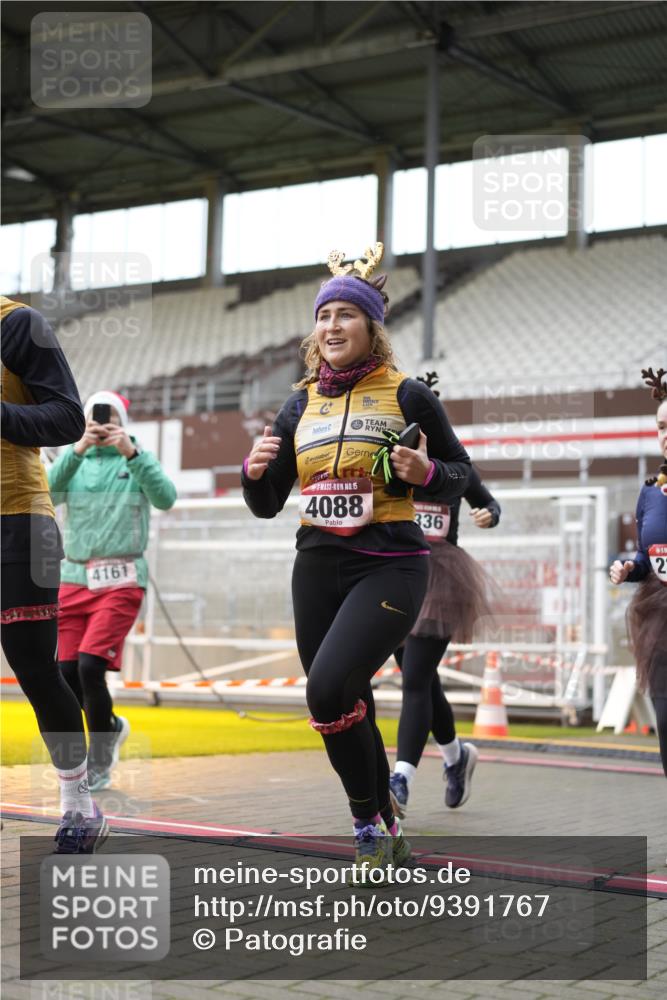 07.12.2025 - St. Pauli X-Mass-Run No. 15 Patografie http://msf.ph/oto/9391767 07.12.2025 10:42:53 Ziel 296, 598, 604, 1758, 2336, 2337, 2802, 2901, 3381, 4161, 4621, 4857 meine-sportfotos.de