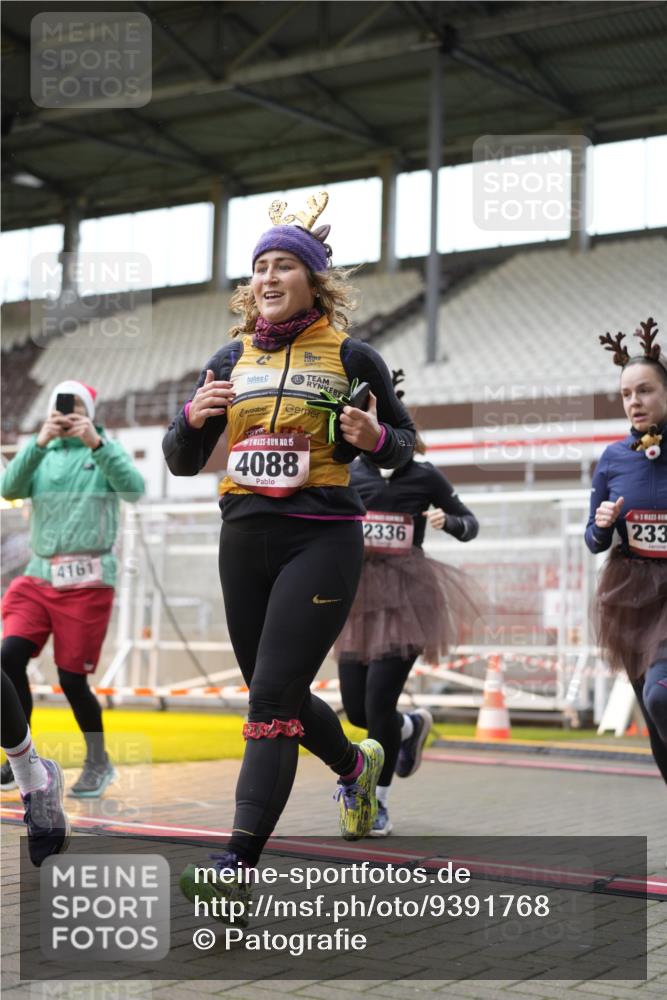 07.12.2025 - St. Pauli X-Mass-Run No. 15 Patografie http://msf.ph/oto/9391768 07.12.2025 10:42:53 Ziel 296, 598, 604, 1758, 2336, 2337, 2802, 2901, 3381, 4161, 4621, 4857 meine-sportfotos.de