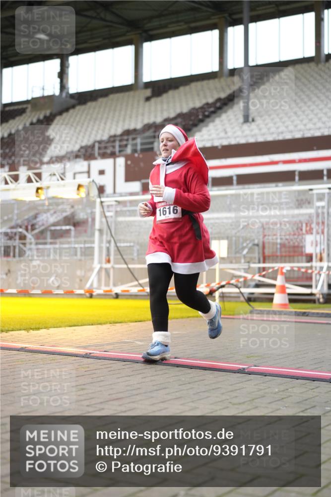 07.12.2025 - St. Pauli X-Mass-Run No. 15 Patografie http://msf.ph/oto/9391791 07.12.2025 10:43:11 Ziel 1053, 1301, 1616, 1814, 1936, 2052, 2053, 2724, 2726, 2761, 2762, 2802, 2901, 4621 meine-sportfotos.de