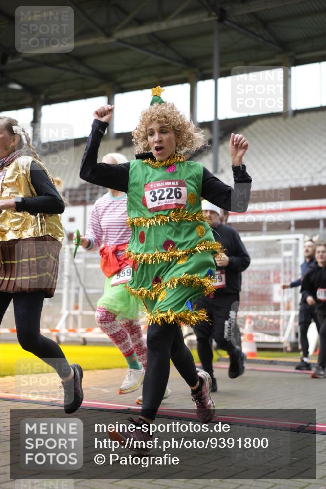 07.12.2025 - St. Pauli X-Mass-Run No. 15 Patografie http://msf.ph/oto/9391800 07.12.2025 10:43:25 Ziel 74, 559, 1053, 1616, 2459, 2487, 2647, 2726, 3022, 3038, 3226, 3237, 4104 meine-sportfotos.de