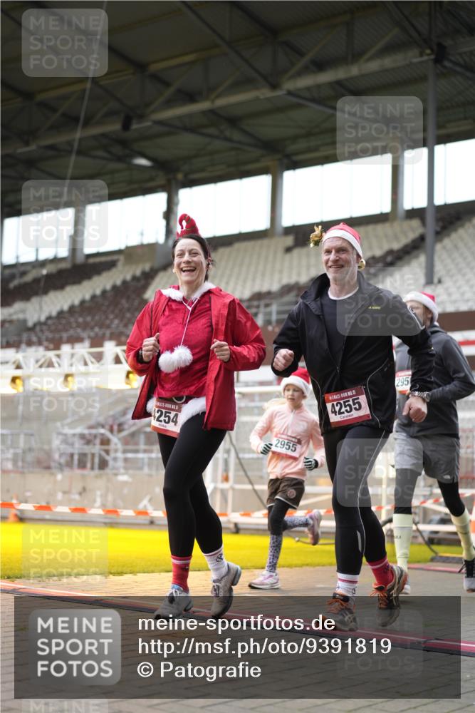 07.12.2025 - St. Pauli X-Mass-Run No. 15 Patografie http://msf.ph/oto/9391819 07.12.2025 10:43:50 Ziel 1913, 2499, 2767, 2950, 2955, 3100, 4095, 4096, 4254, 4255 meine-sportfotos.de