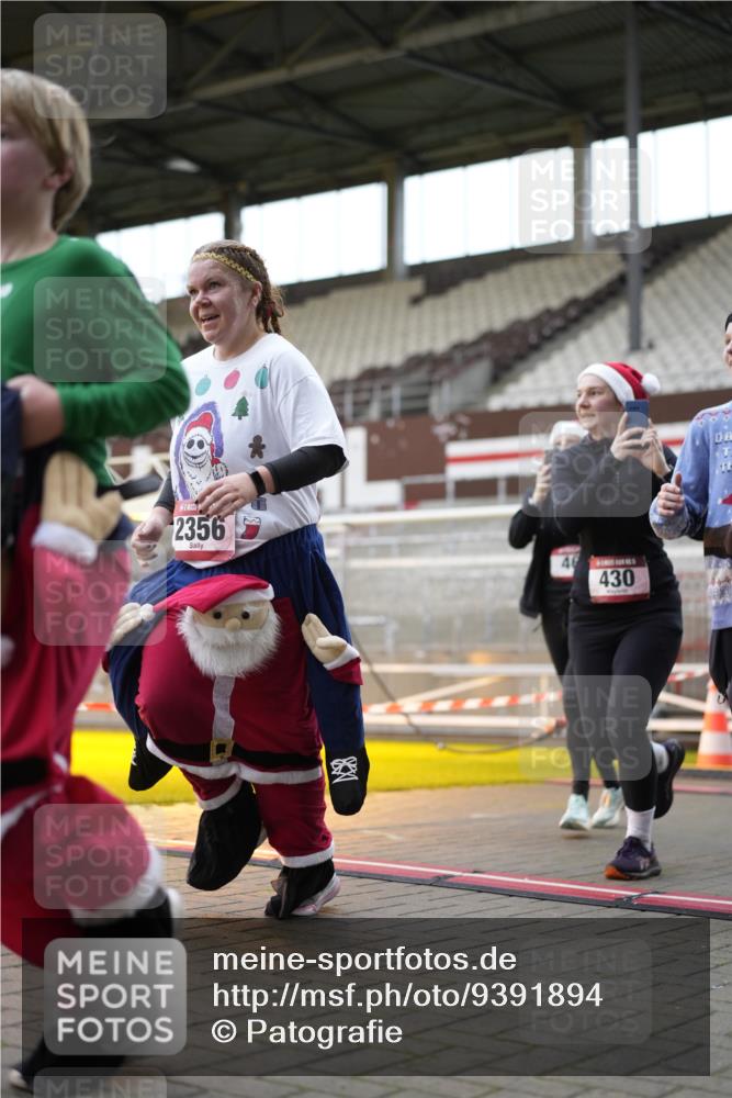 07.12.2025 - St. Pauli X-Mass-Run No. 15 Patografie http://msf.ph/oto/9391894 07.12.2025 10:45:17 Ziel 82, 401, 430, 467, 631, 636, 1096, 1245, 2086, 2158, 2220, 2355, 2356, 2524, 2525, 2535, 2926, 2934, 3350 meine-sportfotos.de