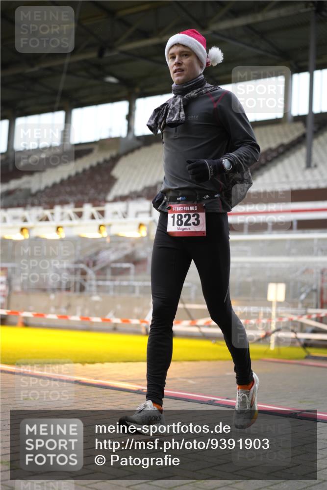 07.12.2025 - St. Pauli X-Mass-Run No. 15 Patografie http://msf.ph/oto/9391903 07.12.2025 10:45:32 Ziel 430, 467, 1096, 1823, 2535, 3835, 3838, 4854, 4860 meine-sportfotos.de