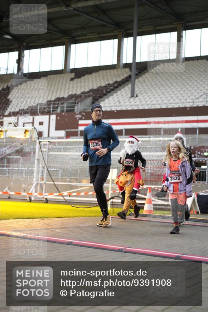 07.12.2025 - St. Pauli X-Mass-Run No. 15 Patografie http://msf.ph/oto/9391908 07.12.2025 10:45:37 Ziel 1823, 2076, 2218, 2324, 2326, 3835, 3838, 4762, 4854, 4860 meine-sportfotos.de