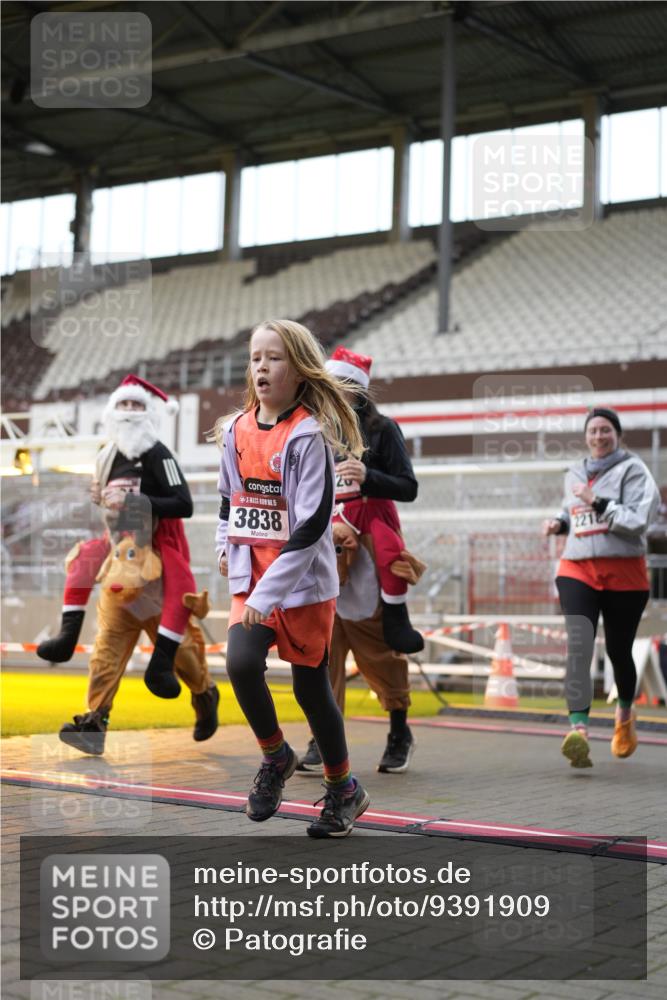 07.12.2025 - St. Pauli X-Mass-Run No. 15 Patografie http://msf.ph/oto/9391909 07.12.2025 10:45:38 Ziel 1823, 2076, 2079, 2089, 2218, 2324, 2326, 3835, 3838, 4762, 4854, 4860 meine-sportfotos.de