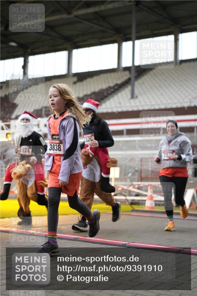 07.12.2025 - St. Pauli X-Mass-Run No. 15 Patografie http://msf.ph/oto/9391910 07.12.2025 10:45:38 Ziel 1823, 2076, 2079, 2089, 2218, 2324, 2326, 3835, 3838, 4762, 4854, 4860 meine-sportfotos.de