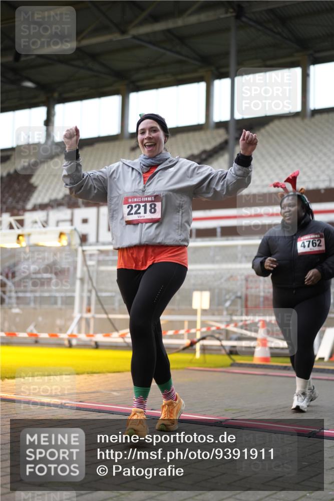 07.12.2025 - St. Pauli X-Mass-Run No. 15 Patografie http://msf.ph/oto/9391911 07.12.2025 10:45:39 Ziel 1823, 2076, 2079, 2089, 2218, 2324, 2326, 3835, 3838, 4762, 4854, 4860 meine-sportfotos.de