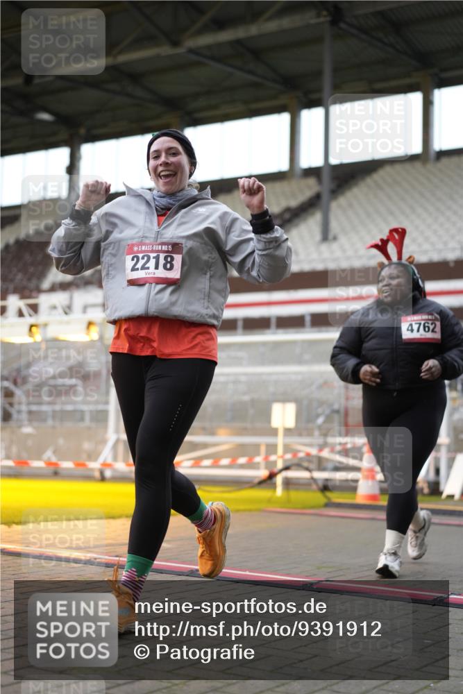 07.12.2025 - St. Pauli X-Mass-Run No. 15 Patografie http://msf.ph/oto/9391912 07.12.2025 10:45:39 Ziel 1823, 2076, 2079, 2089, 2218, 2324, 2326, 3835, 3838, 4762, 4854, 4860 meine-sportfotos.de