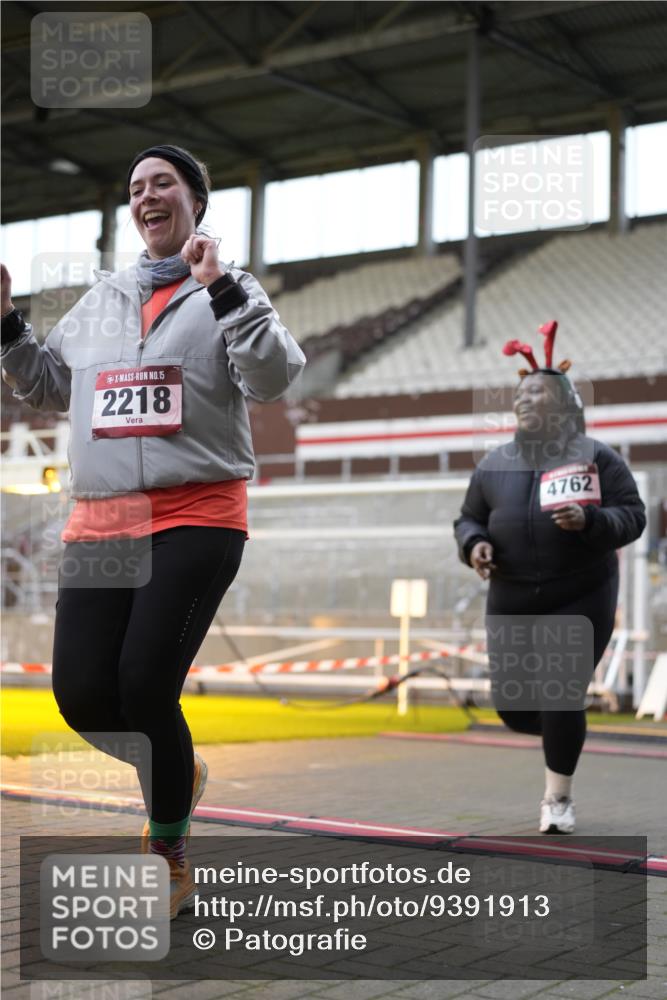 07.12.2025 - St. Pauli X-Mass-Run No. 15 Patografie http://msf.ph/oto/9391913 07.12.2025 10:45:39 Ziel 1823, 2076, 2079, 2089, 2218, 2324, 2326, 3835, 3838, 4762, 4854, 4860 meine-sportfotos.de