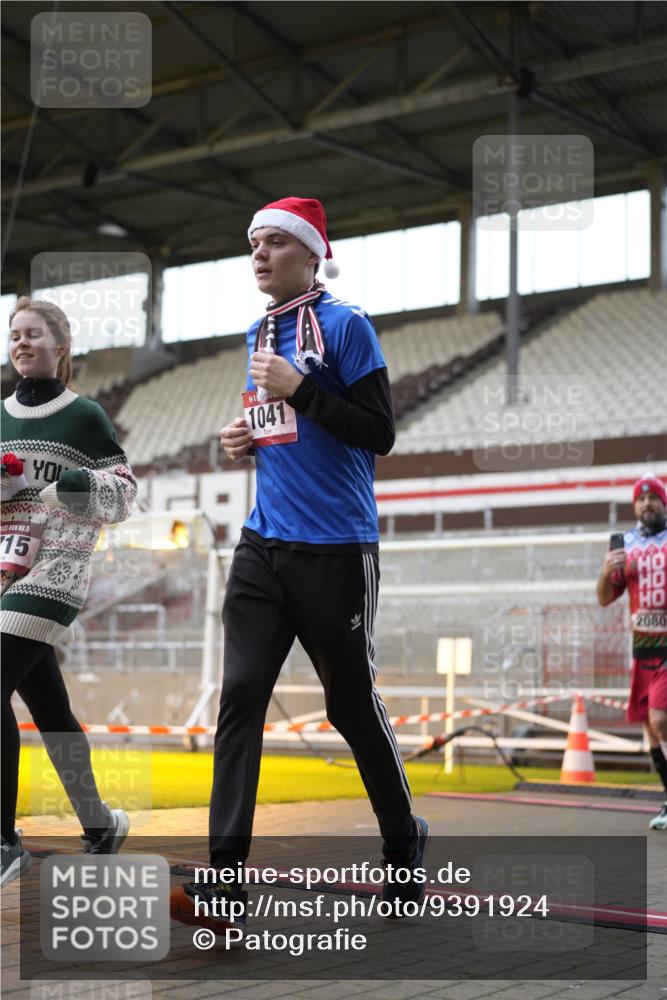 07.12.2025 - St. Pauli X-Mass-Run No. 15 Patografie http://msf.ph/oto/9391924 07.12.2025 10:45:49 Ziel 1041, 1715, 2076, 2079, 2080, 2089, 2218, 2324, 2326, 2423, 2733, 2734, 3835, 3838, 4616, 4619, 4620, 4762 meine-sportfotos.de