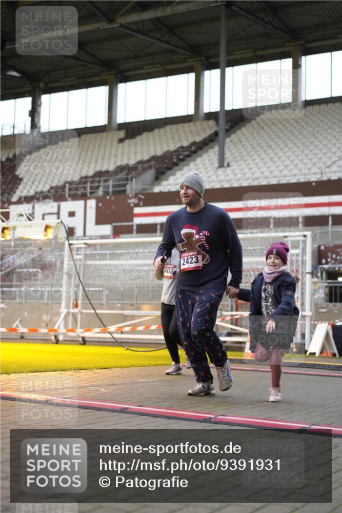 07.12.2025 - St. Pauli X-Mass-Run No. 15 Patografie http://msf.ph/oto/9391931 07.12.2025 10:45:53 Ziel 908, 1041, 1094, 1715, 2076, 2079, 2080, 2089, 2218, 2324, 2326, 2423, 2733, 2734, 4616, 4619, 4620, 4762 meine-sportfotos.de