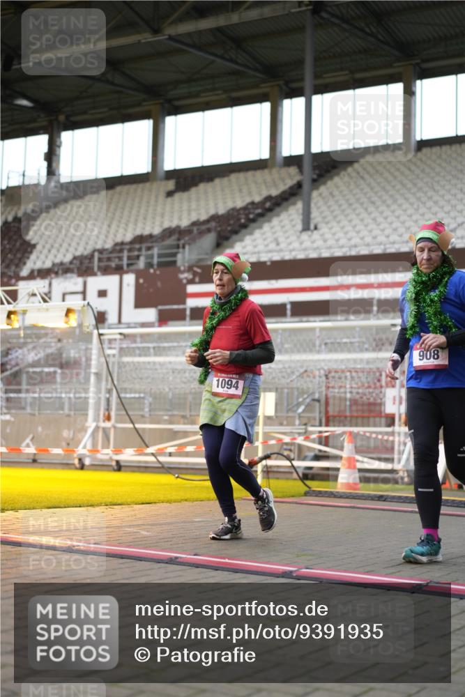 07.12.2025 - St. Pauli X-Mass-Run No. 15 Patografie http://msf.ph/oto/9391935 07.12.2025 10:45:56 Ziel 908, 1041, 1094, 1715, 2076, 2079, 2080, 2089, 2423, 2733, 2734, 4616, 4619, 4620 meine-sportfotos.de