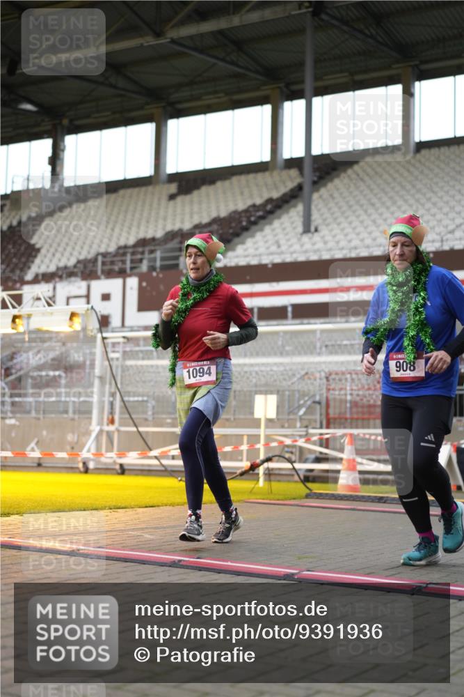 07.12.2025 - St. Pauli X-Mass-Run No. 15 Patografie http://msf.ph/oto/9391936 07.12.2025 10:45:56 Ziel 908, 1041, 1094, 1715, 2076, 2079, 2080, 2089, 2423, 2733, 2734, 4616, 4619, 4620 meine-sportfotos.de