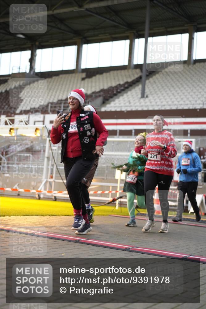 07.12.2025 - St. Pauli X-Mass-Run No. 15 Patografie http://msf.ph/oto/9391978 07.12.2025 10:46:25 Ziel 153, 168, 221, 479, 485, 639, 641, 914, 917, 921, 1040, 1043, 1242, 2092, 2303, 2306, 2960, 2965, 2998, 3001, 4589 meine-sportfotos.de