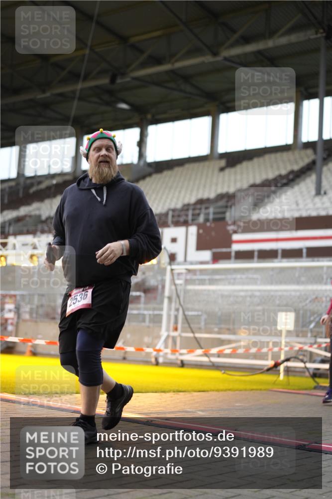 07.12.2025 - St. Pauli X-Mass-Run No. 15 Patografie http://msf.ph/oto/9391989 07.12.2025 10:46:34 Ziel 58, 81, 221, 479, 485, 639, 641, 921, 1242, 2092, 2488, 2536, 2965, 2989, 2993, 2998, 3001 meine-sportfotos.de