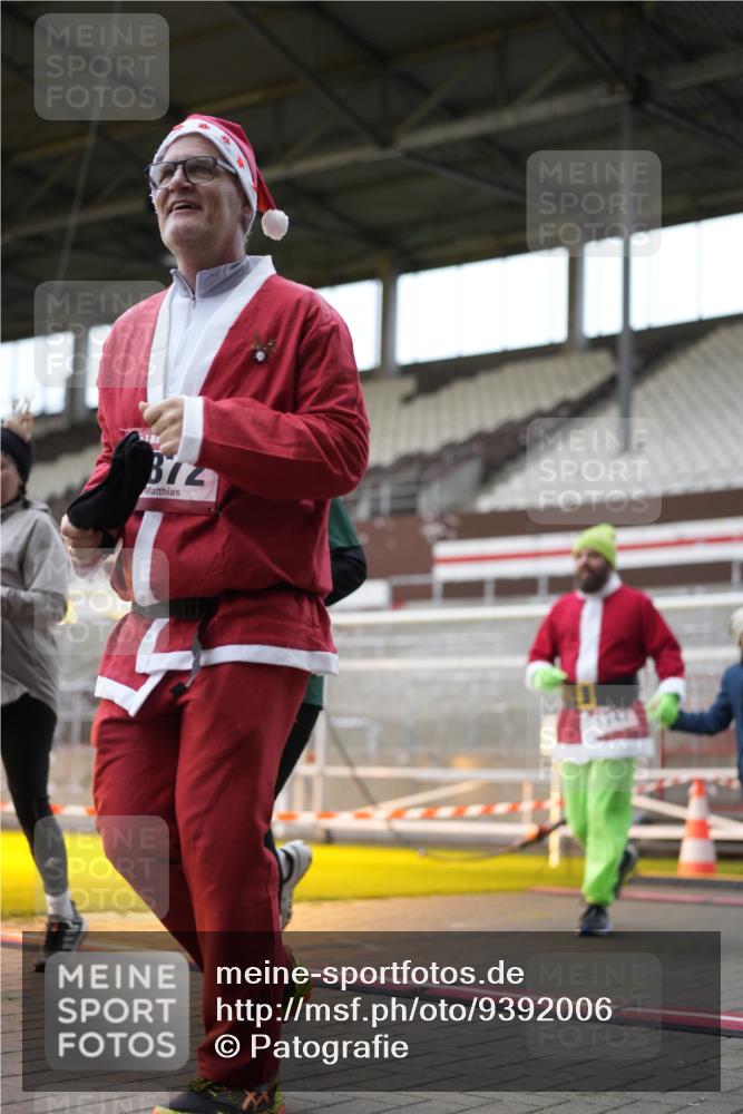 07.12.2025 - St. Pauli X-Mass-Run No. 15 Patografie http://msf.ph/oto/9392006 07.12.2025 10:46:50 Ziel 81, 821, 823, 824, 1359, 1362, 1747, 1750, 1872, 1875, 2989, 2993, 3123, 4593 meine-sportfotos.de