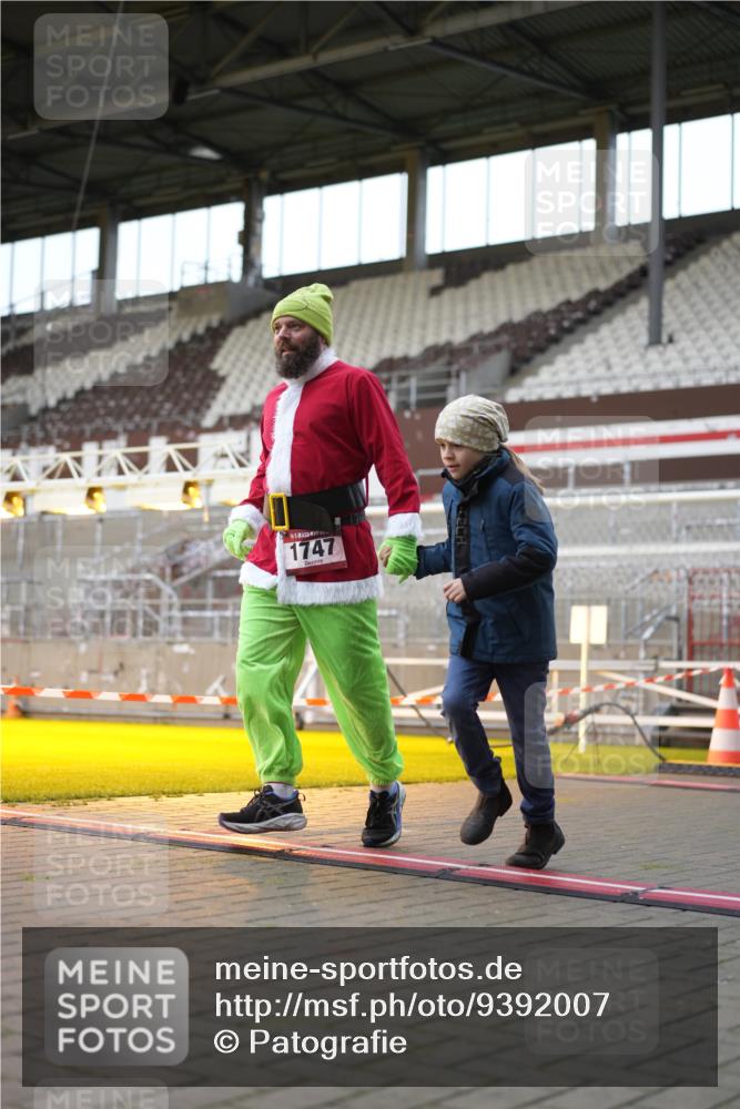 07.12.2025 - St. Pauli X-Mass-Run No. 15 Patografie http://msf.ph/oto/9392007 07.12.2025 10:46:51 Ziel 821, 823, 824, 1359, 1362, 1747, 1750, 1872, 1875, 2957, 2989, 2993, 3123, 4593 meine-sportfotos.de