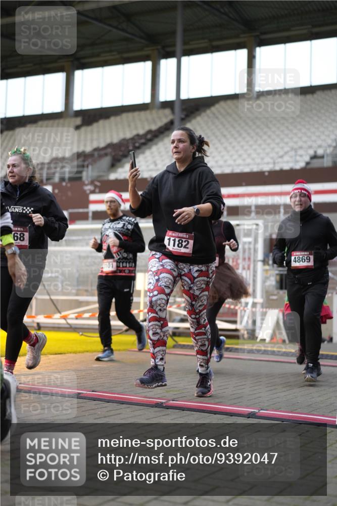 07.12.2025 - St. Pauli X-Mass-Run No. 15 Patografie http://msf.ph/oto/9392047 07.12.2025 10:47:23 Ziel 60, 78, 309, 522, 523, 1182, 1847, 1848, 1863, 2200, 2683, 2684, 3101, 3102, 3104, 3105, 3360, 4853, 4868, 4869 meine-sportfotos.de