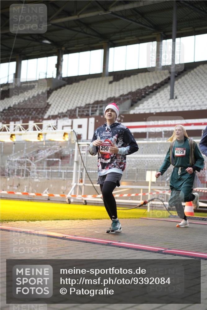 07.12.2025 - St. Pauli X-Mass-Run No. 15 Patografie http://msf.ph/oto/9392084 07.12.2025 10:48:05 Ziel 472, 876, 1195, 2028, 2146, 2147, 2339, 2501, 3018, 3598, 4229 meine-sportfotos.de
