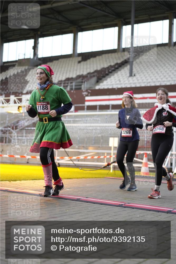 07.12.2025 - St. Pauli X-Mass-Run No. 15 Patografie http://msf.ph/oto/9392135 07.12.2025 10:48:37 Ziel 233, 290, 590, 592, 633, 935, 1009, 1087, 1188, 1189, 1515, 1516, 1517, 1521, 1895, 2268, 2269, 3017, 3019, 3346, 4598 meine-sportfotos.de